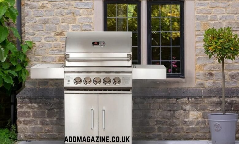 What Makes an Outdoor Kitchen Both Stylish and Practical?